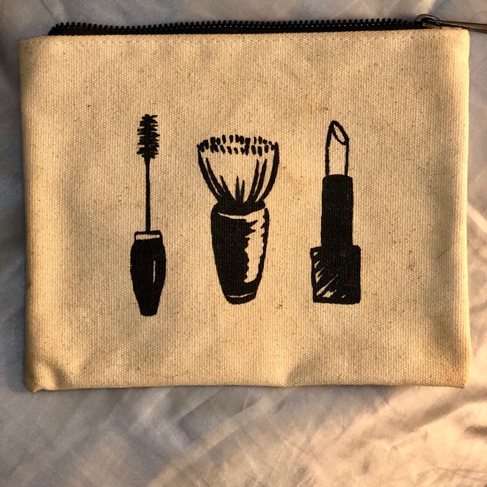 Super cute little makeup to-go bag!